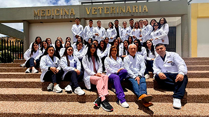 Noticia: Estudiantes de Regencia de Farmacia fortalecen sus competencias en el campo de la farmacia veterinaria